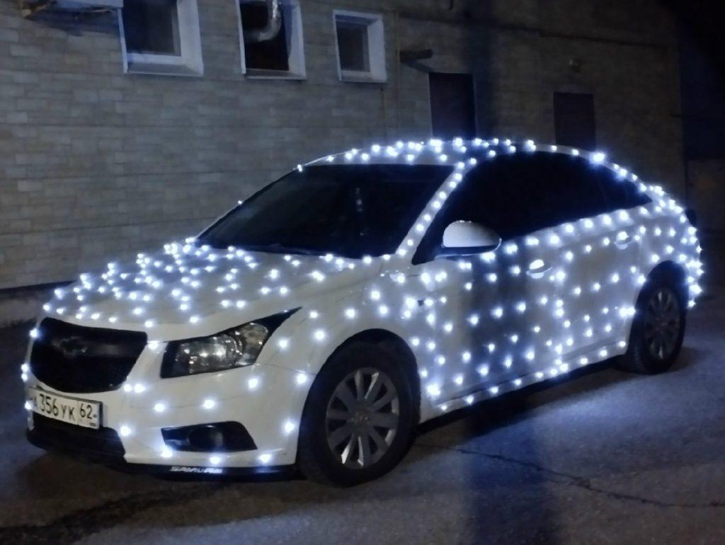 В Пронском округе местный житель создал новогоднее настроение, украсив автомобиль 100-метровой гирляндой