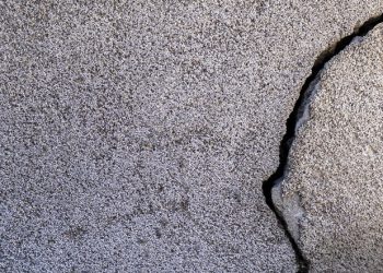 На дороге в центре Рязани провалился асфальт На дороге в центре Рязани провалился асфальт