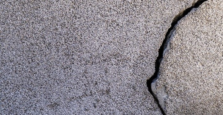 На дороге в центре Рязани провалился асфальт