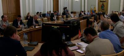 Депутат Рязанской гордумы пообещал своему коллеге засунуть микрофон "в одно место"