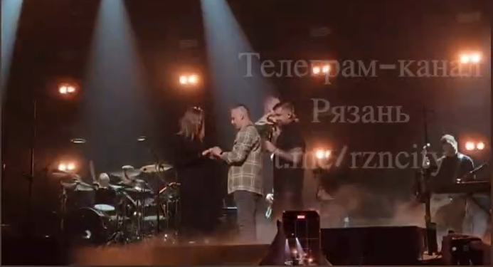 Рязанец сделал предложение своей девушке на концерте Басты Рязанец сделал предложение своей девушке на концерте Басты