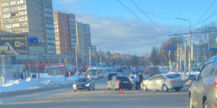 На улице Новоселов столкнулись две легковушки