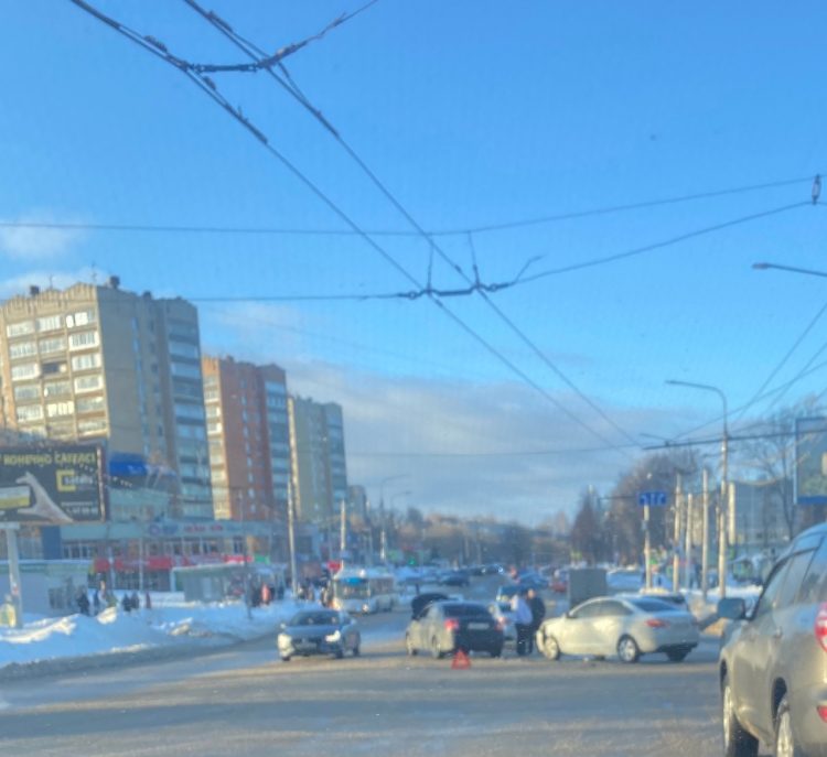 На улице Новоселов столкнулись две легковушки