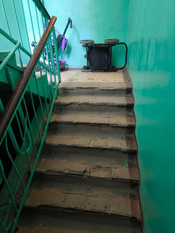 Рязанцы пожаловались на состояние лестницы в подъезде жилого дома на улице Фирсова
