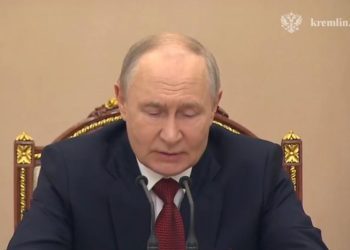Путин поручил стабилизировать ситуацию на топливном рынке