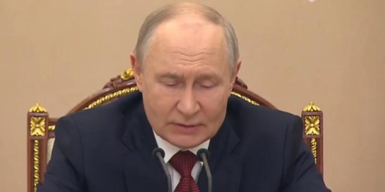 Путин поручил стабилизировать ситуацию на топливном рынке
