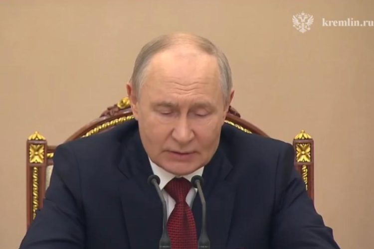 Путин поручил стабилизировать ситуацию на топливном рынке