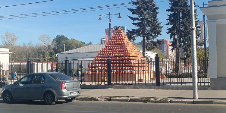 На Рязанской ВДНХ к празднику урожая построили пирамиду из тыкв На Рязанской ВДНХ к празднику урожая построили пирамиду из тыкв