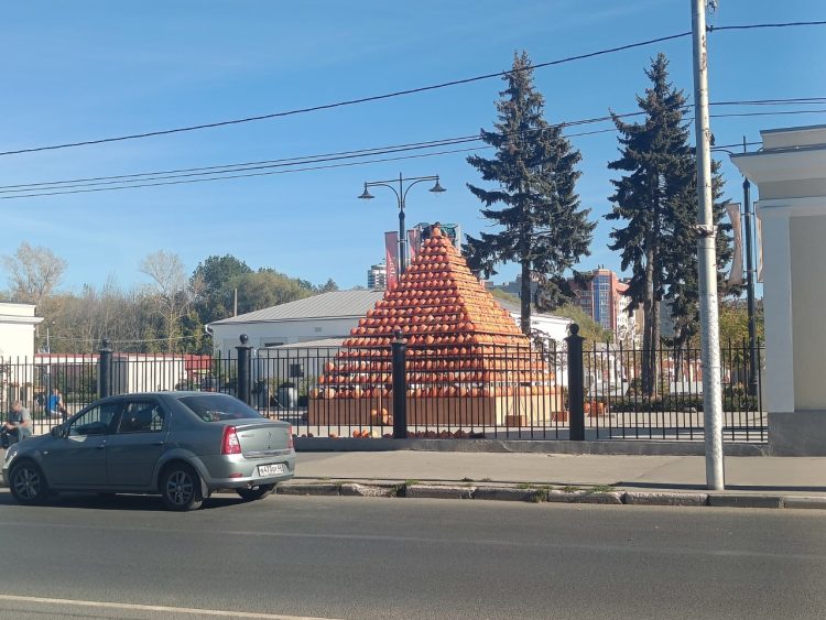 На Рязанской ВДНХ к празднику урожая построили пирамиду из тыкв