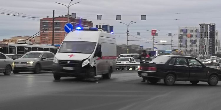 У рязанского ТРЦ «Премьер» произошло ДТП с участием машины скорой помощи