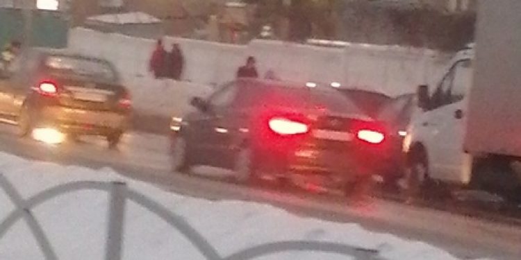 На проезде Яблочкова столкнулись три автомобиля