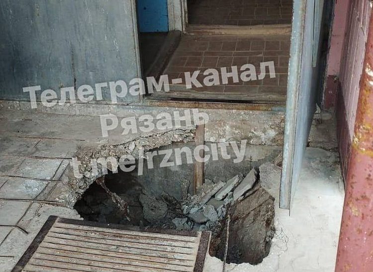 В жилом доме на улице Зубковой обвалился вход в подъезд