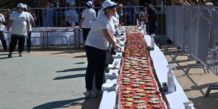 100-метровый пирог ко Дню города в Рязани пекли три дня и три ночи