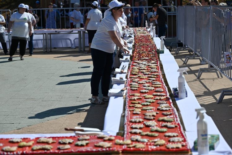 100-метровый пирог ко Дню города в Рязани пекли три дня и три ночи