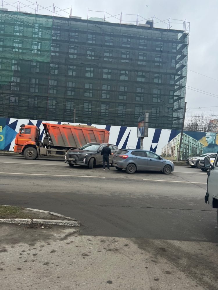 Напротив рязанского минсельхоза столкнулись две легковушки