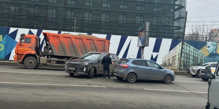 Напротив рязанского минсельхоза столкнулись две легковушки