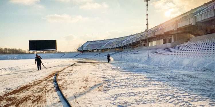 В Рязани на ЦСК начали заливать каток