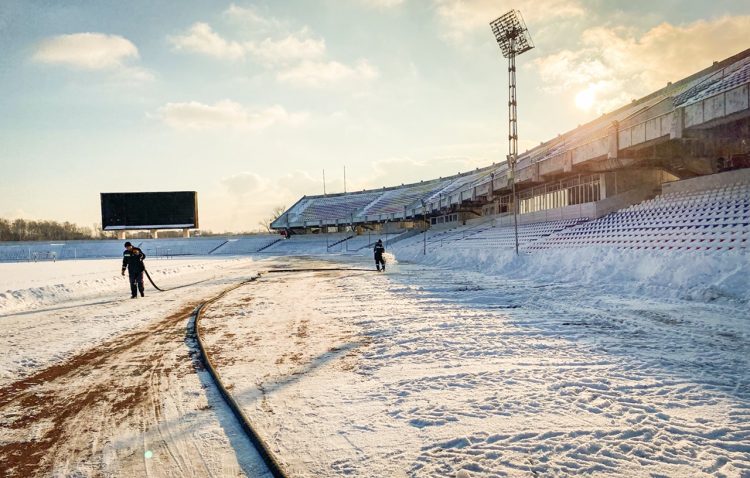 В Рязани на ЦСК начали заливать каток