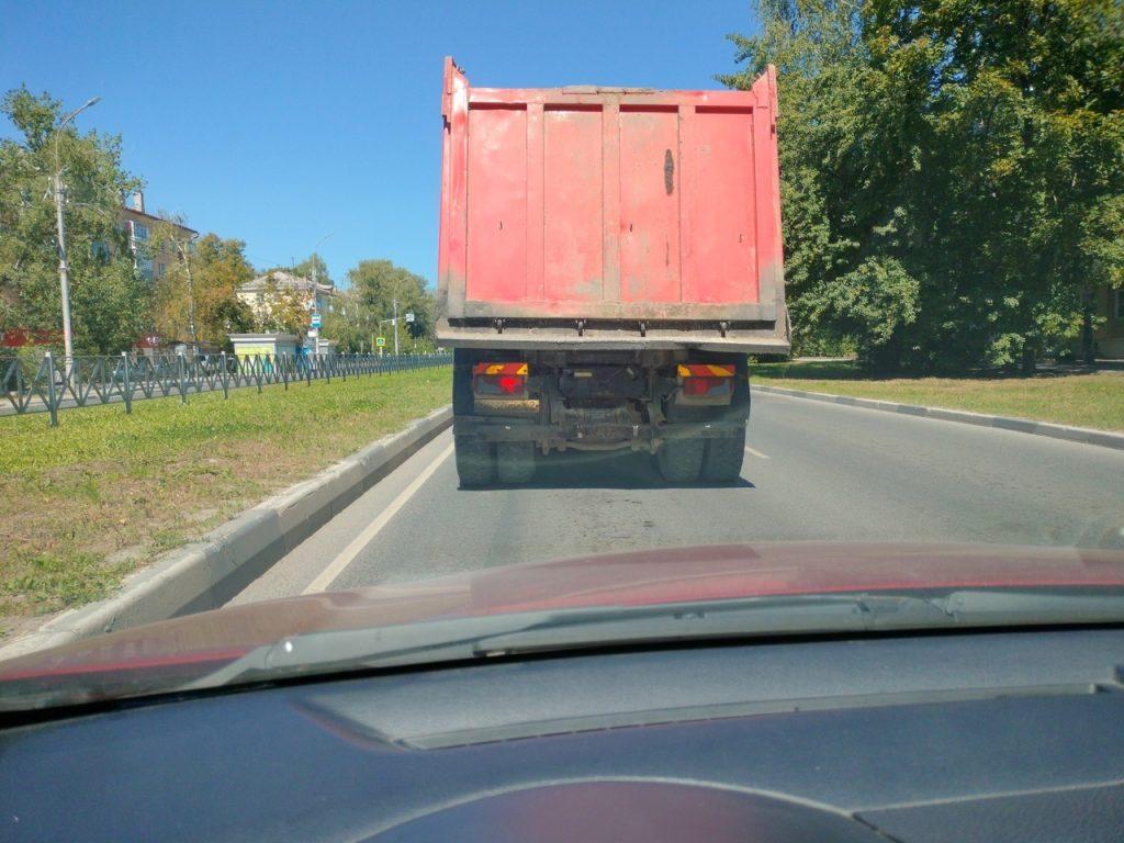 Рязанский водитель заснял опасную езду самосвала