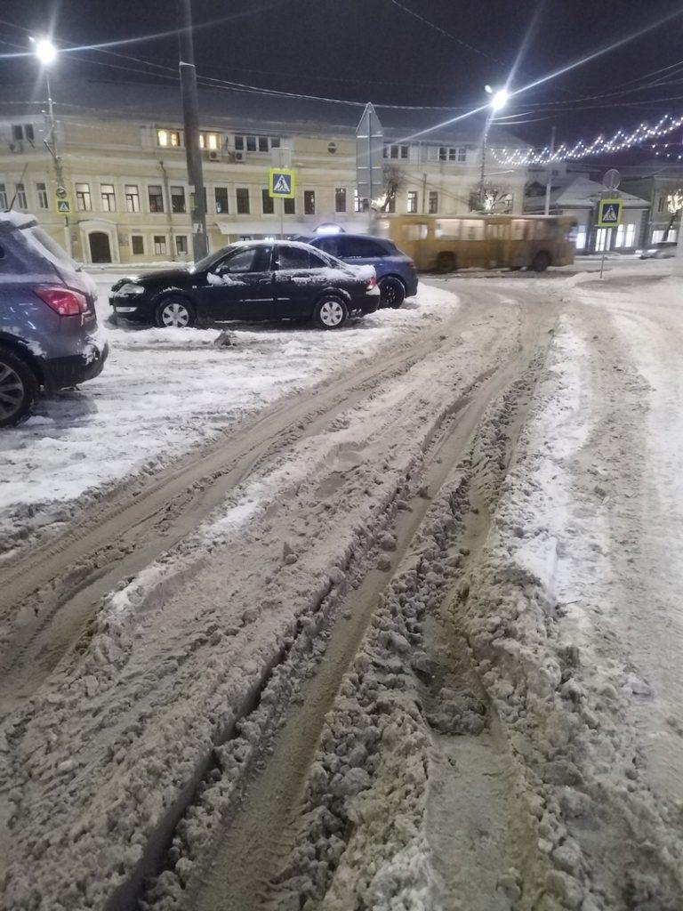 Рязанцы пожаловались на глубокие ямы и снег на улице Соборной