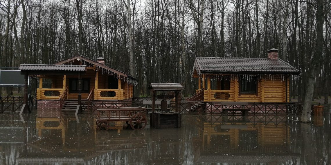 Лесопарк затопило. Посещать его не рекомендуется Лесопарк затопило. Посещать его не рекомендуется
