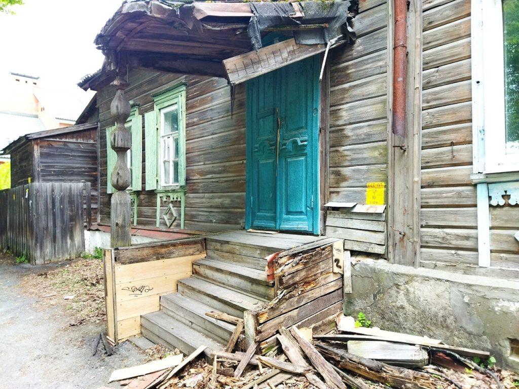 На улице Салтыкова-Щедрина разрушается исторический дом