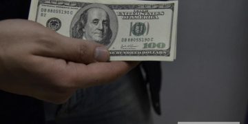 Доллар опустился ниже 75 рублей впервые с января