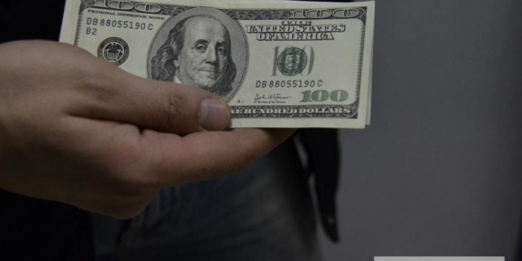 Доллар опустился ниже 75 рублей впервые с января