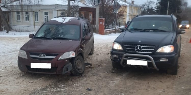 В рязанском Михайлове столкнулись две легковушки