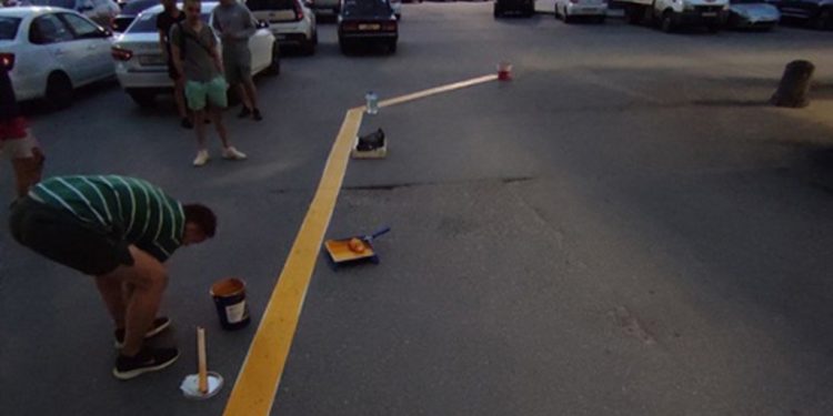 Жильцы ЖК «Паруса» в Рязани сами нанесли разметку у дома