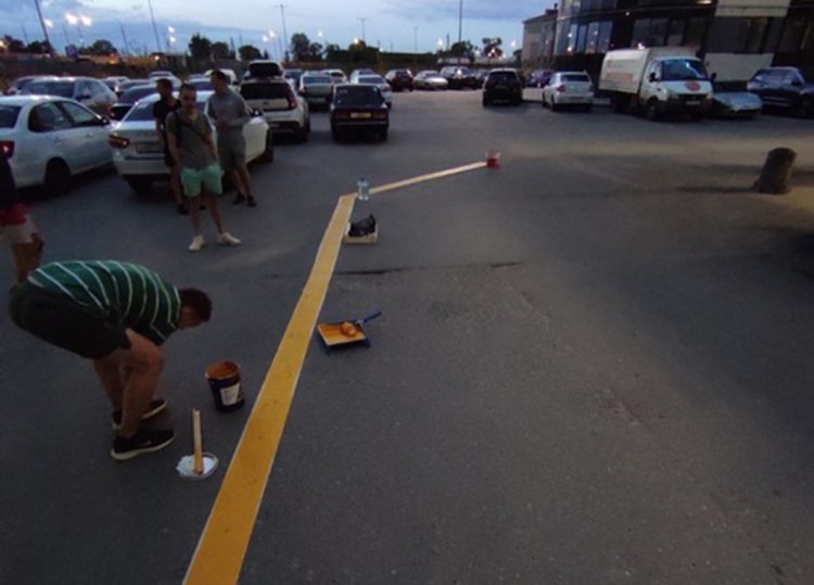 Жильцы ЖК «Паруса» в Рязани сами нанесли разметку у дома