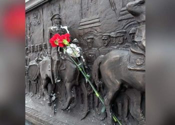 Вандалы откололи голову лошади на барельефе «Парад Победы» в Москве