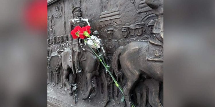 Вандалы откололи голову лошади на барельефе «Парад Победы» в Москве