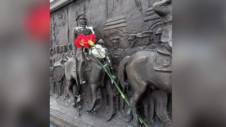 Вандалы откололи голову лошади на барельефе «Парад Победы» в Москве