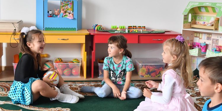 Работу детских садов в России могут продлить еще на час