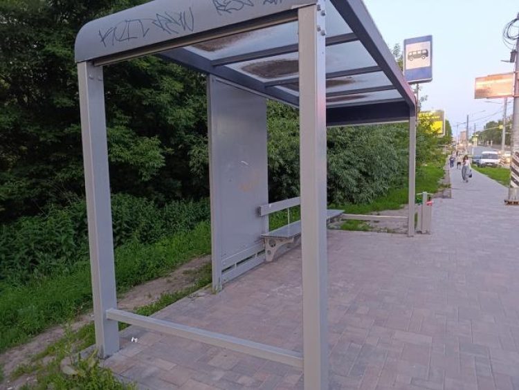 Рязанцы пожаловались на грязные остановки после их ремонта