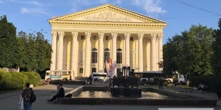 Рязанцы посетят спектакли и лекции о воспитании