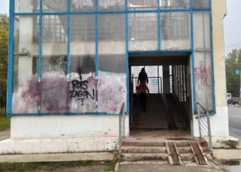 Рязанцы раскритиковали уборку надземного перехода у остановки Таможня