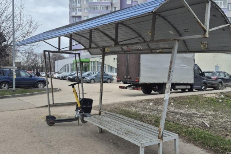 Рязанцы требуют замены искривленной остановки у Московского шоссе
