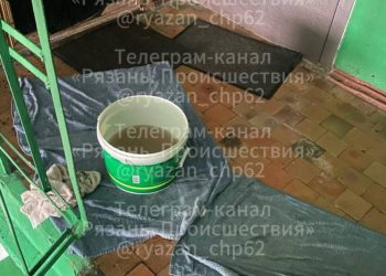 Жители Рязани жалуются на протекающую крышу в доме