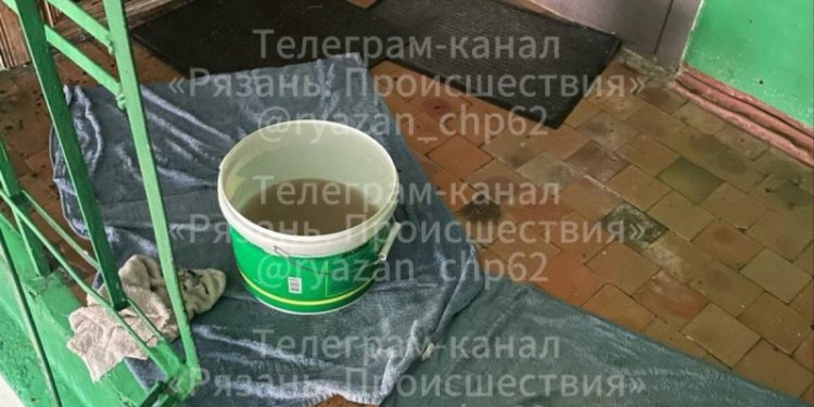 Жители Рязани жалуются на протекающую крышу в доме