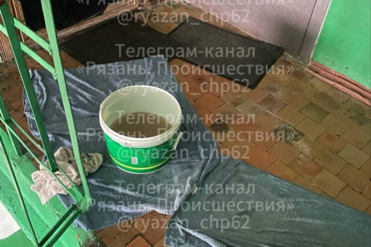 Жители Рязани жалуются на протекающую крышу в доме