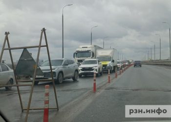 Ремонт дороги создал пробку на мосту через Оку