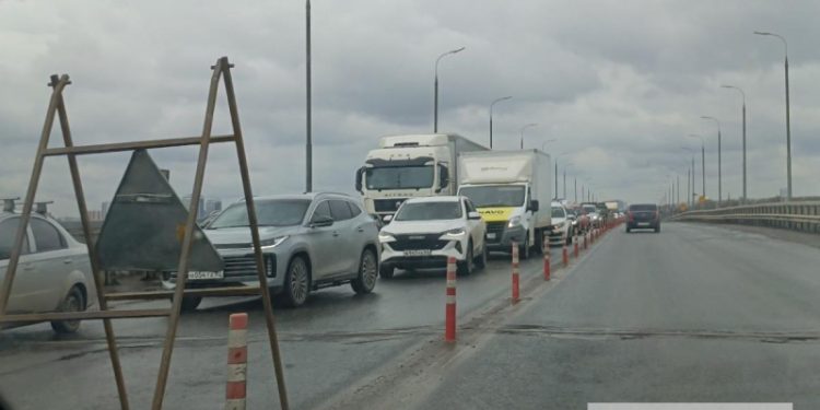 Ремонт дороги создал пробку на мосту через Оку