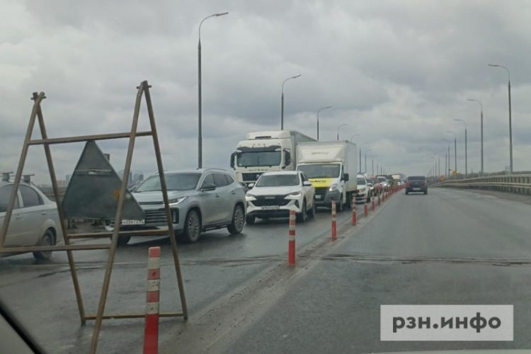 Ремонт дороги создал пробку на мосту через Оку