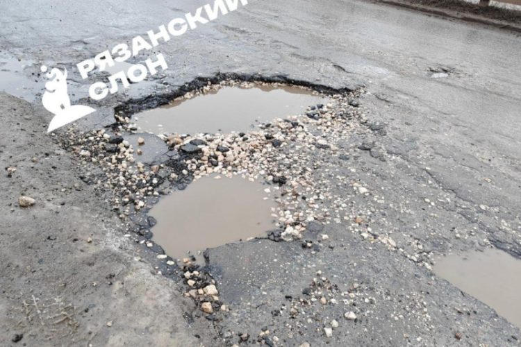 Рязанцы сообщили о вынужденных объездах ям по встречной полосе в Песочне