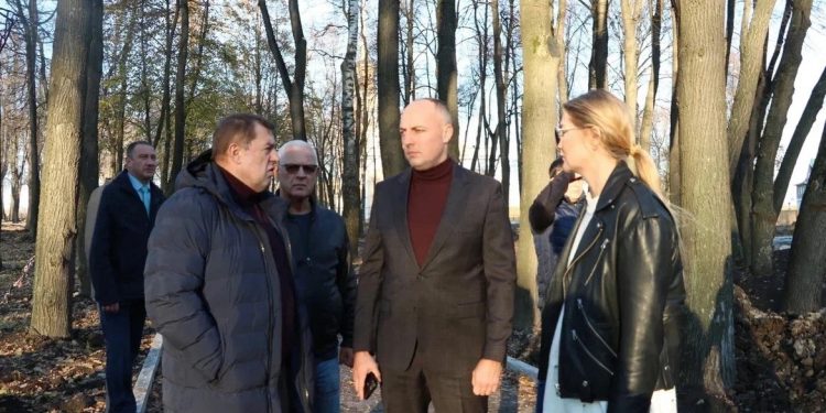 Бранов проинспектировал ход работ по благоустройству Кремлевского сквера