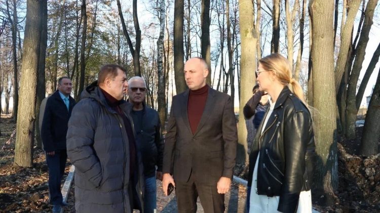 Бранов проинспектировал ход работ по благоустройству Кремлевского сквера