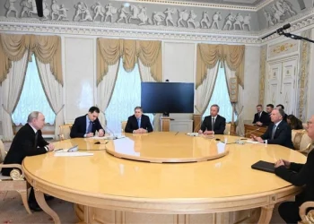 Россия готова возобновить трехсторонние переговоры и назвала их главную тему: итоги встречи с посланником Трампа