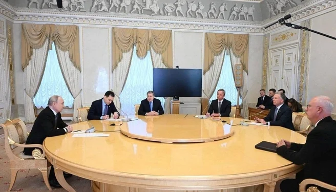 Россия готова возобновить трехсторонние переговоры и назвала их главную тему: итоги встречи с посланником Трампа